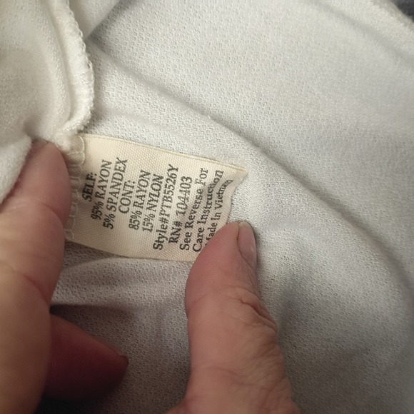 Flower & Feather Tunic Top Plus Size 2X White Sheer Sleeve V Neck - Picture 4 of 8